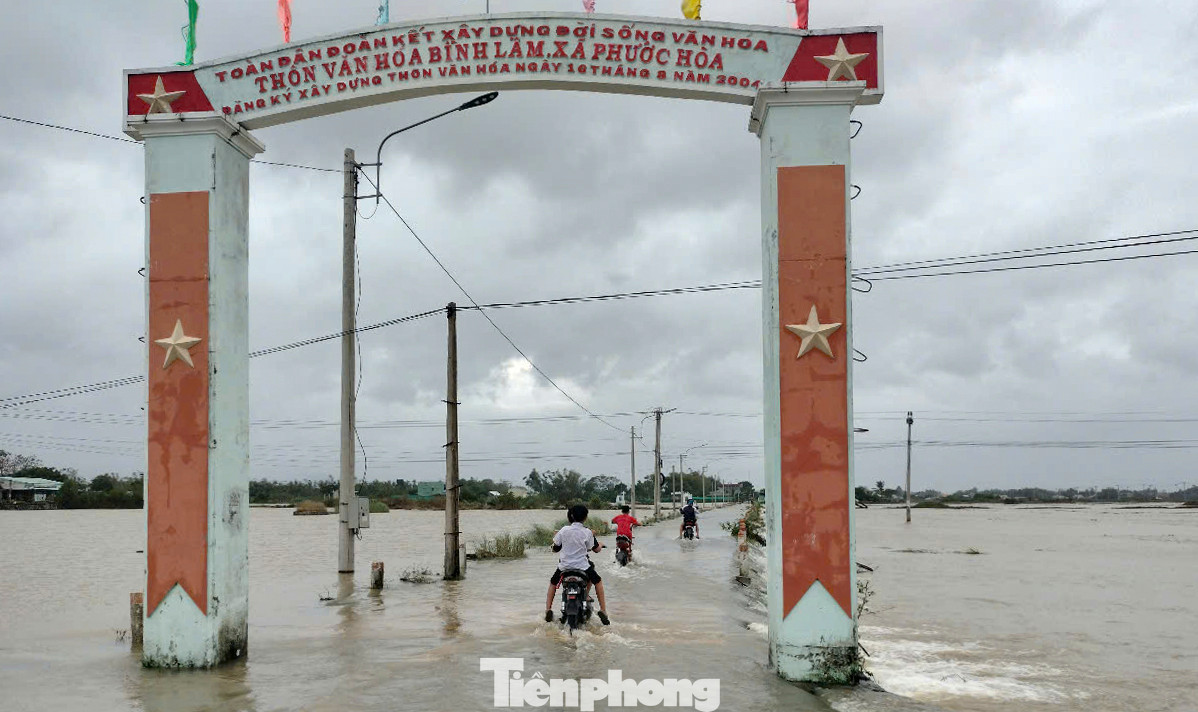 Từ ngày hôm qua, mưa lớn đã khiến một số tuyến đường vùng trũng ở huyện Tuy Phước bị ngập. Ảnh: Trương Định