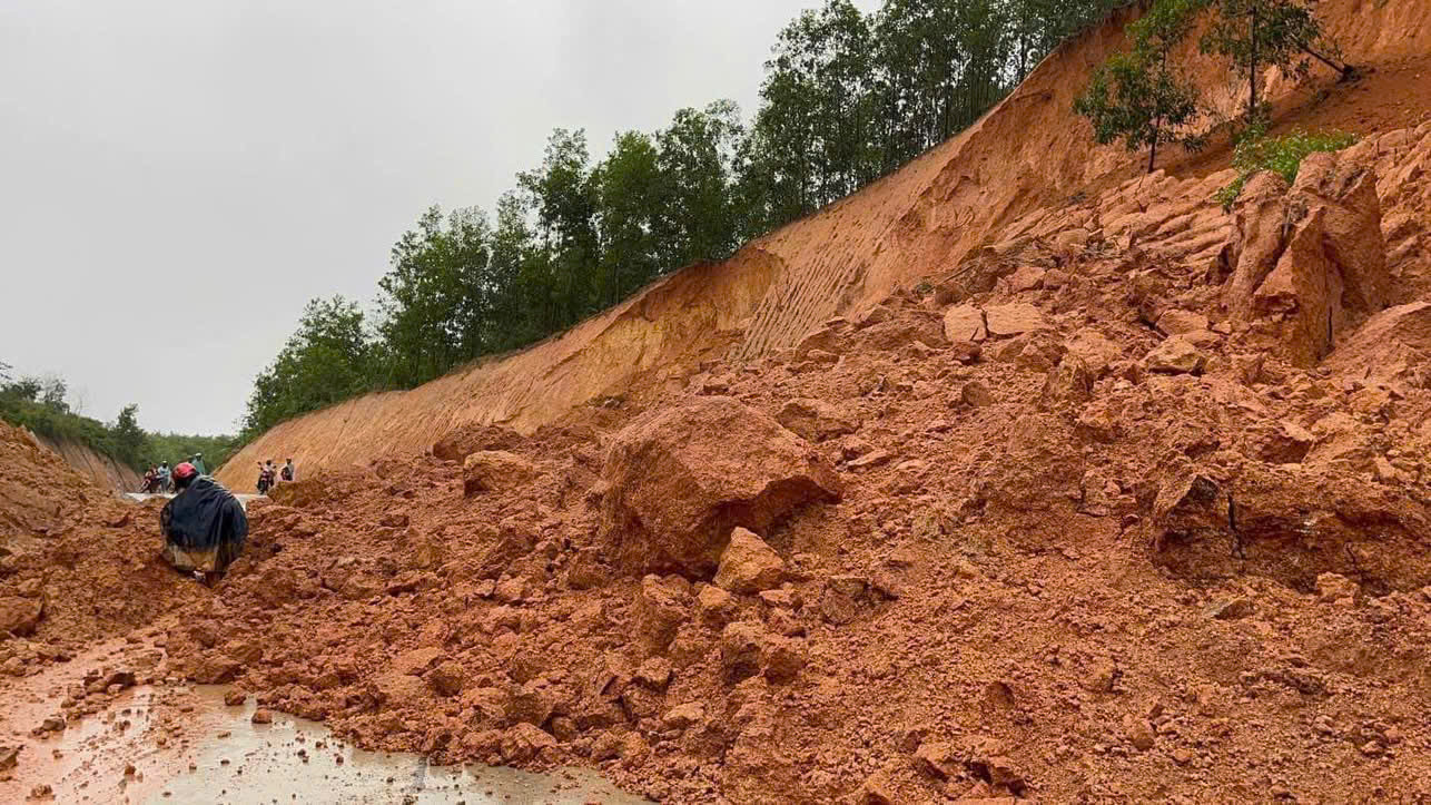 Hàng trăm khối đất đổ xuống đường. Hàng trăm khối đất đổ xuống đường.