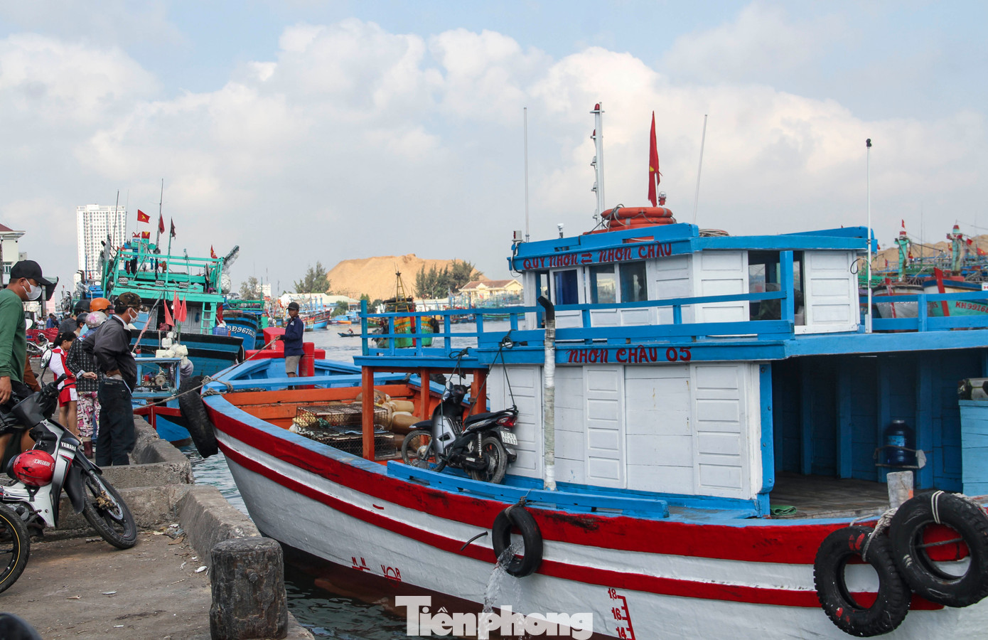 Sáng 5/2 (26 tháng Chạp âm lịch), 2 chuyến đò chạy tuyến Quy Nhơn - Nhơn Châu và ngược lại, đưa một số người dân xã đảo Nhơn Châu (hay còn gọi là Cù Lao Xanh, TP. Quy Nhơn, Bình Định) cập cảng cá Quy Nhơn. Ảnh: Trương Định