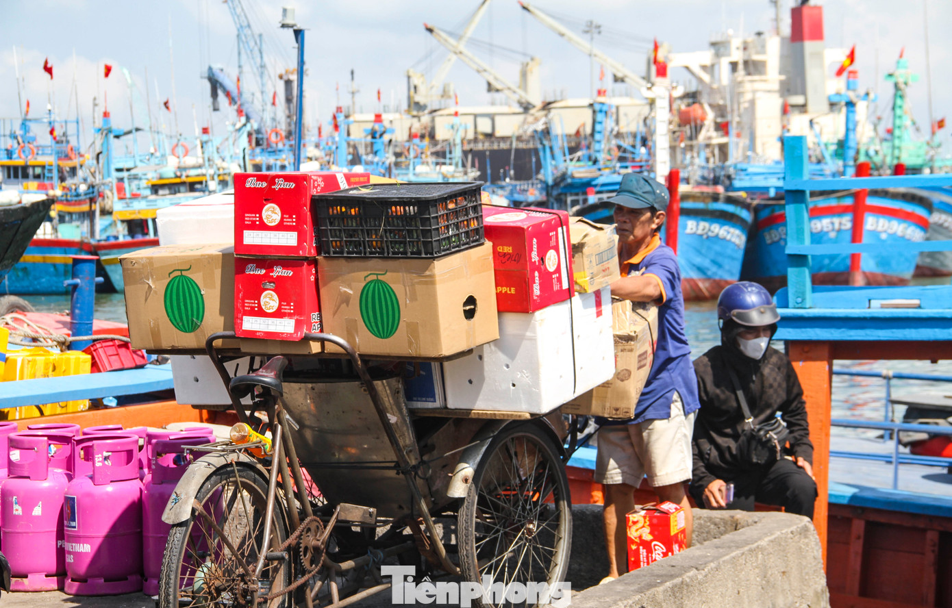 Từng chiếc xe ba gác, xích lô chở hàng đến để đưa xuống đò. Trên boong đò, chất đầy ắp những nhu yếu phẩm cho ngày Tết. Ảnh: Trương Định