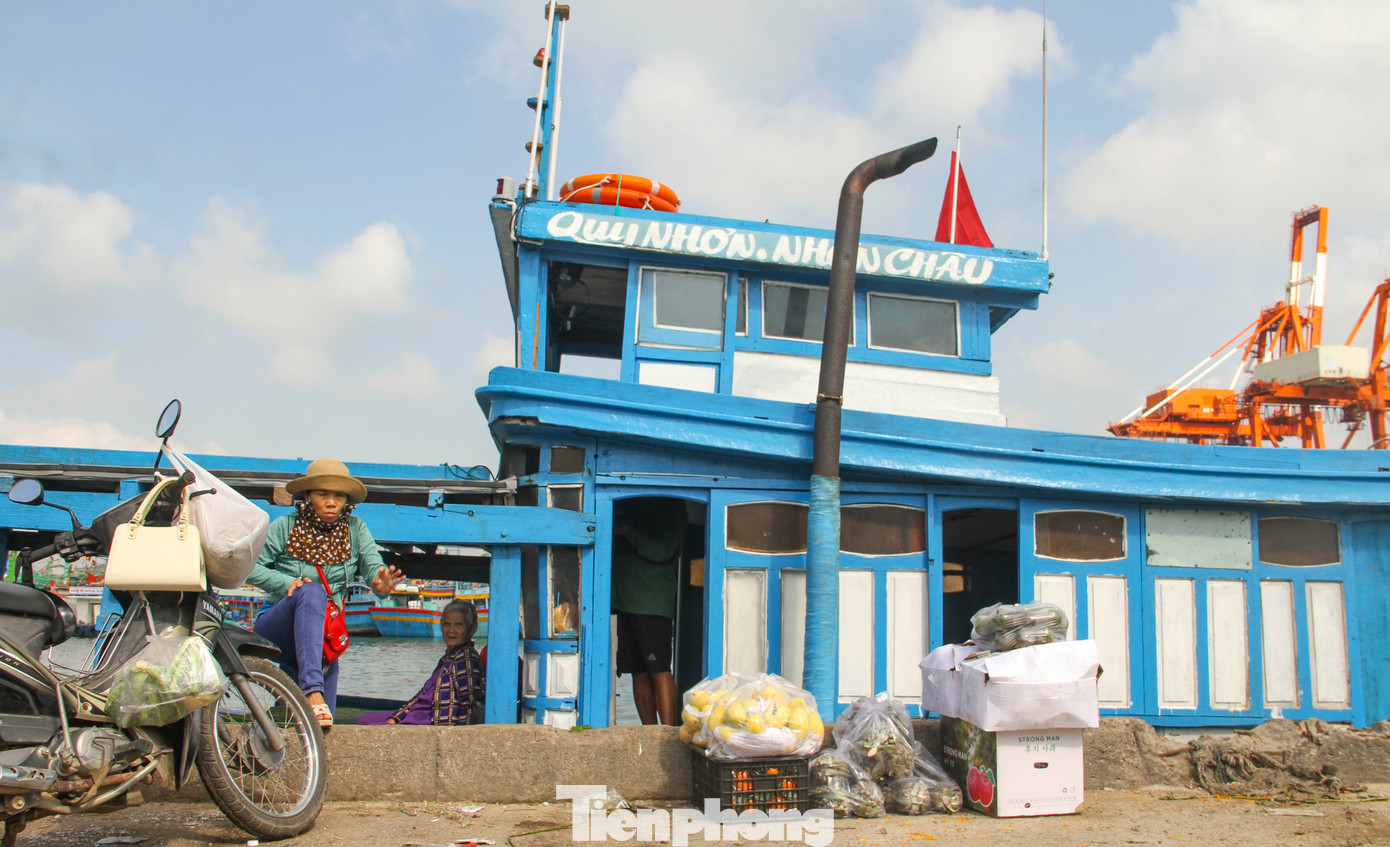 Đây là những chuyến đò vận tải chở hàng hóa, hành khách, nhu yếu phẩm ra xã đảo Nhơn Châu. Khi trở về một chiếc sẽ vận chuyển hàng hóa, chiếc còn lại vận chuyển hành khách. (Ảnh: Trương Định)