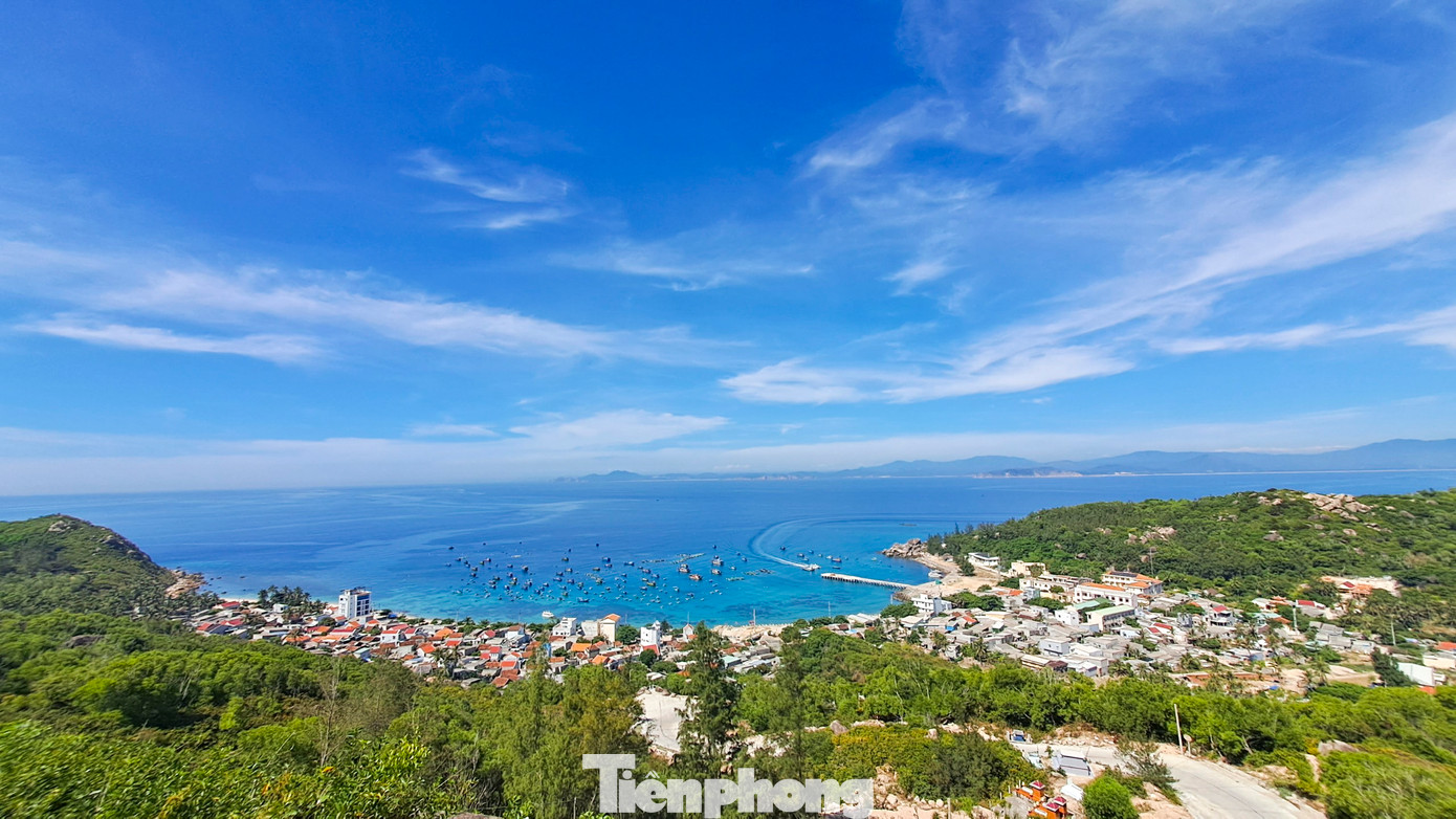 Xã Nhơn Châu nằm cách đất liền khoảng 24km, là một trong những hòn đảo tiền tiêu gần bờ nằm án ngữ giữa hai vịnh lớn của miền Trung là vịnh Quy Nhơn và vịnh Xuân Đài (thị xã Sông Cầu, tỉnh Phú Yên). Xã đảo có 3 thôn, 567 hộ dân với 2.278 nhân khẩu. Ảnh: Trương Định