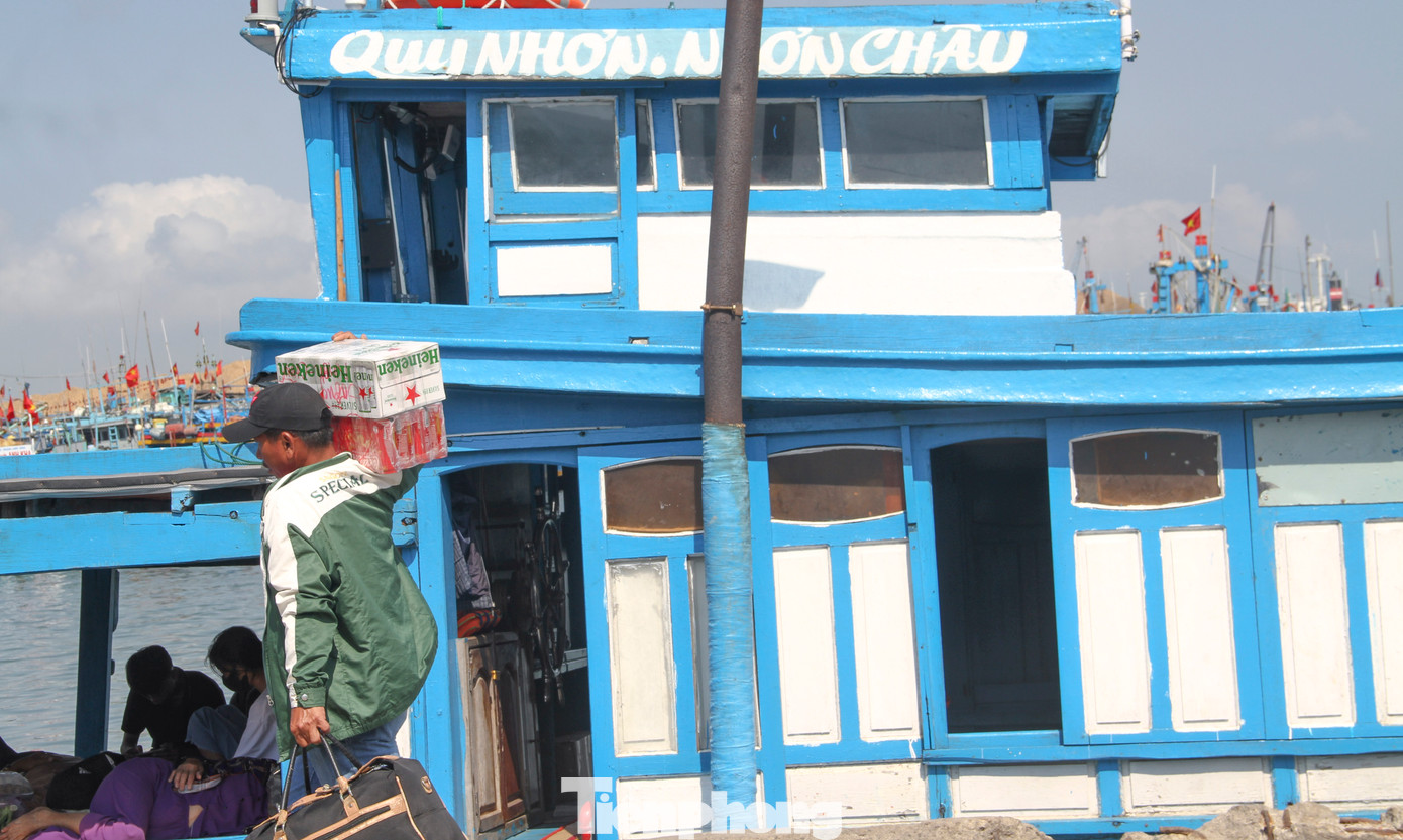 Những mặt hàng được người dân chọn mua nhiều nhất là bánh kẹo, bia, nước giải khát, gạo, gà, vịt, rau xanh, gas, mì tôm, hoa quả cúng Tết… Ảnh: Trương Định