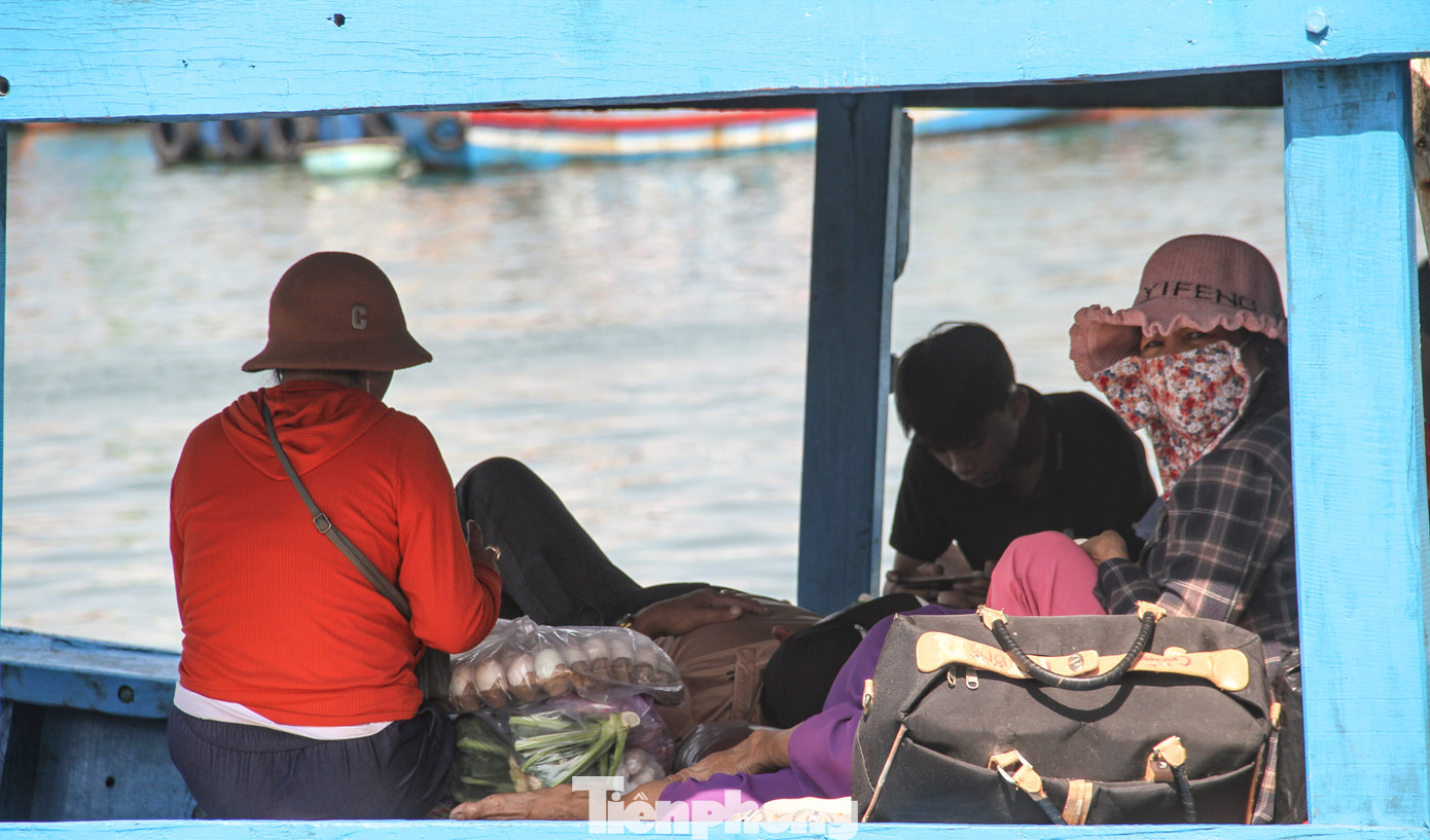 Ngoài người dân xã đảo Nhơn Châu theo đò vào đất liền mua sắm Tết, cũng có một số người dân địa phương đi làm ăn xa đang đợi đò để trở về quê đón Tết cùng gia đình.Ảnh: Trương Định