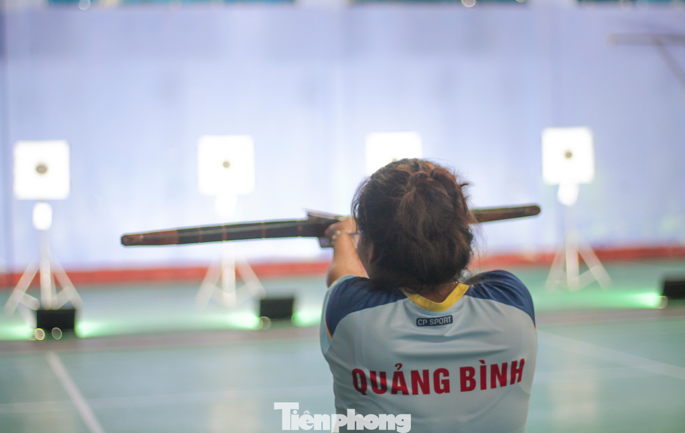 Một VĐV đến từ Quảng Bình tham gia tranh tài môn bắn nỏ. Một VĐV đến từ Quảng Bình tham gia tranh tài môn bắn nỏ.