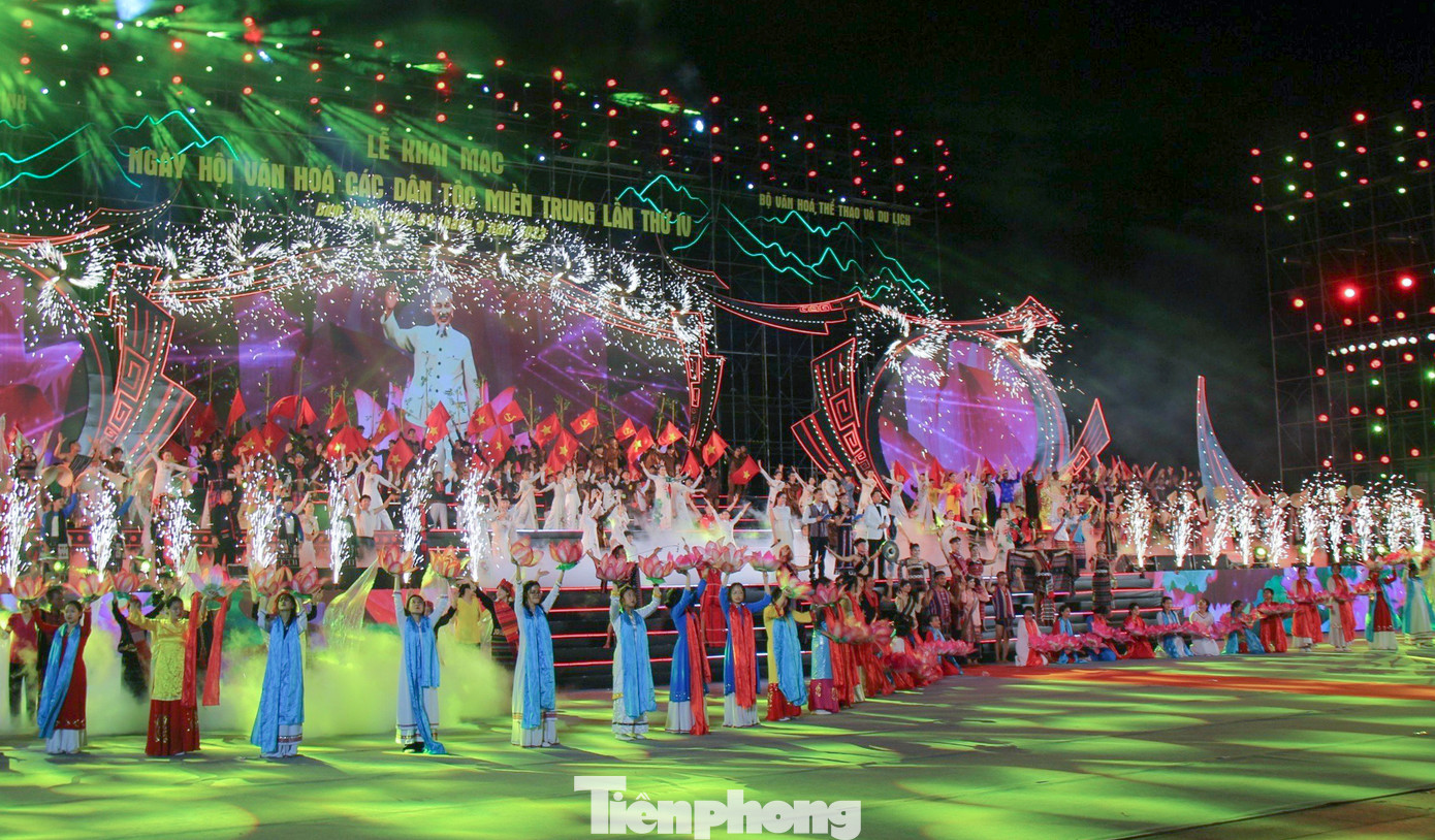 Ngày hội là dịp tôn vinh, quảng bá các giá trị văn hóa độc đáo, đặc sắc của đồng bào các dân tộc miền Trung tới người dân, du khách quốc tế. Ngày hội là dịp tôn vinh, quảng bá các giá trị văn hóa độc đáo, đặc sắc của đồng bào các dân tộc miền Trung tới người dân, du khách quốc tế.