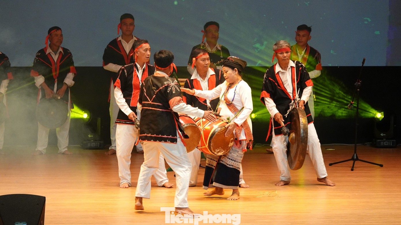 Ngày hội là dịp để các nghệ nhân, diễn viên gặp gỡ, giao lưu. Ngày hội là dịp để các nghệ nhân, diễn viên gặp gỡ, giao lưu.