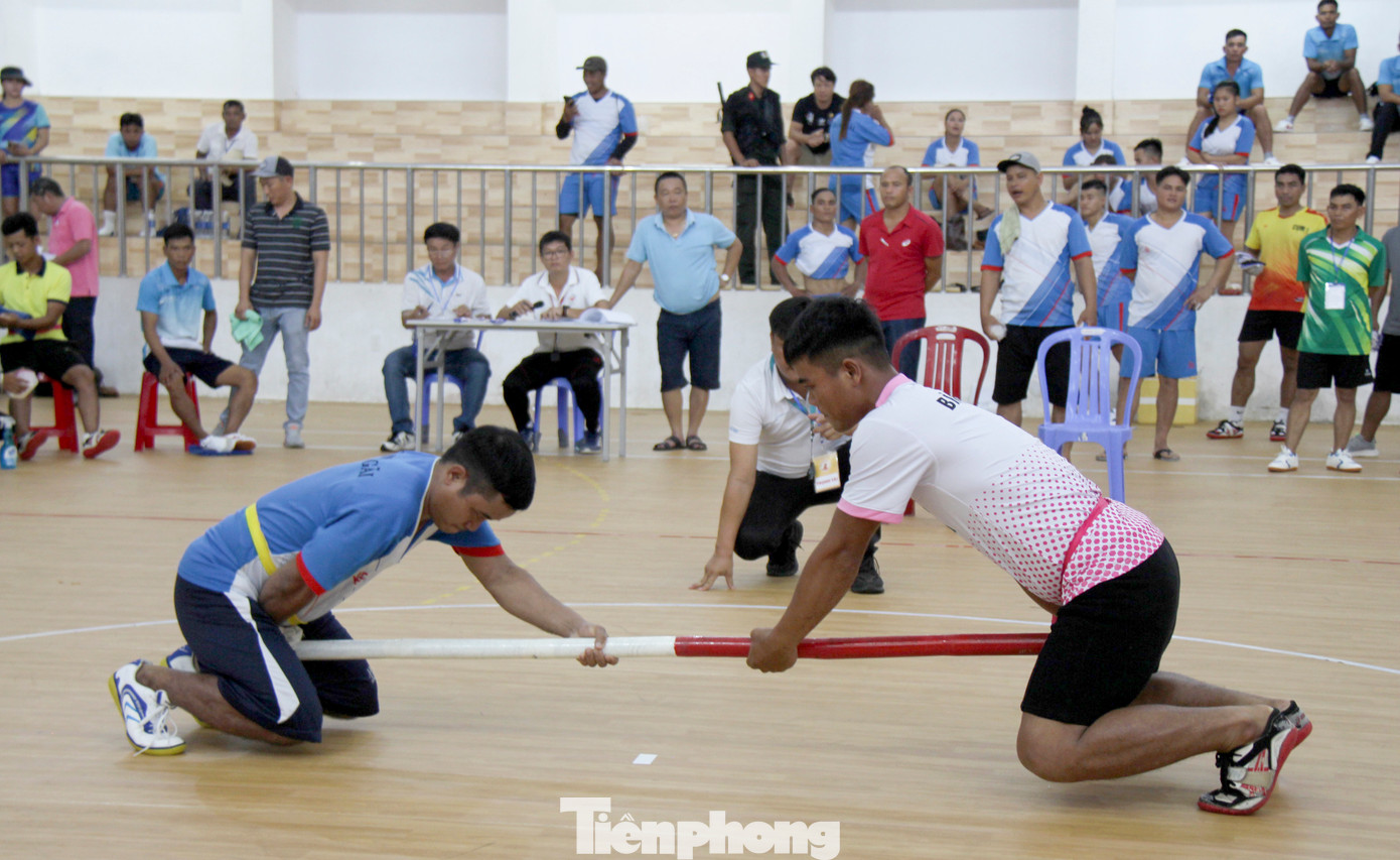 Các VĐV tranh tài môn đẩy gậy. Các VĐV tranh tài môn đẩy gậy.