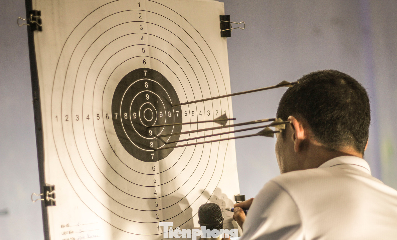 Trọng tài kiểm tra điểm bắn. Trọng tài kiểm tra điểm bắn.