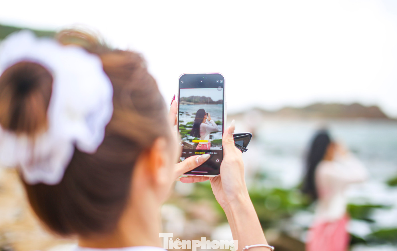 Thả dáng bên bãi đá rêu xanh mướt Nhơn Hải. Ảnh: Trương Định