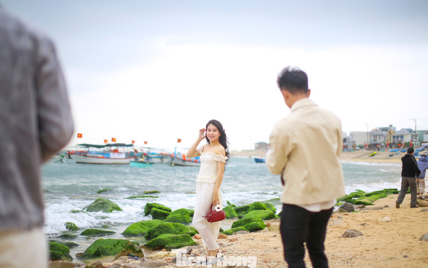 Các bạn trẻ thích thú check-in tại bãi đá rêu xanh Nhơn Hải. Ảnh: Trương Định