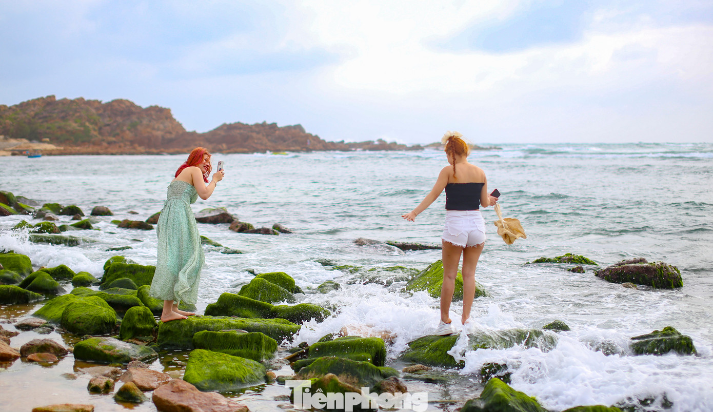 Du khách hòa mình vào khung cảnh thiên nhiên. Ảnh: Trương Định