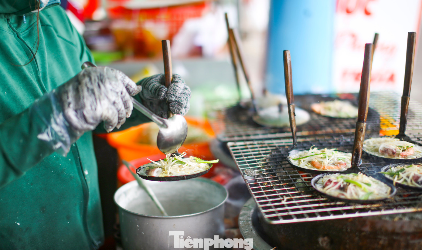 Món bánh xèo tôm, mực ở xã Nhơn Hải. Ảnh: Trương Định