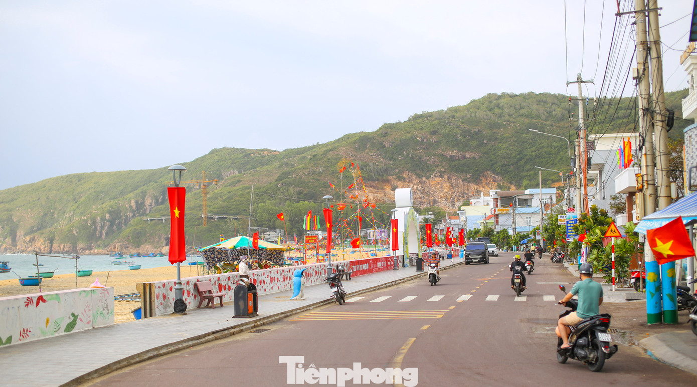 Nằm trên dãy Phương Mai, cách trung tâm TP. Quy Nhơn khoảng chừng 20km, Nhơn Hải đang trở thành một điểm đến du lịch biển hấp dẫn. Đến Nhơn Hải mùa này, ngoài bãi đá rêu xanh, du khách còn tận hưởng vẻ đẹp của thiên nhiên, thưởng thức những món ăn ngon tại đây.