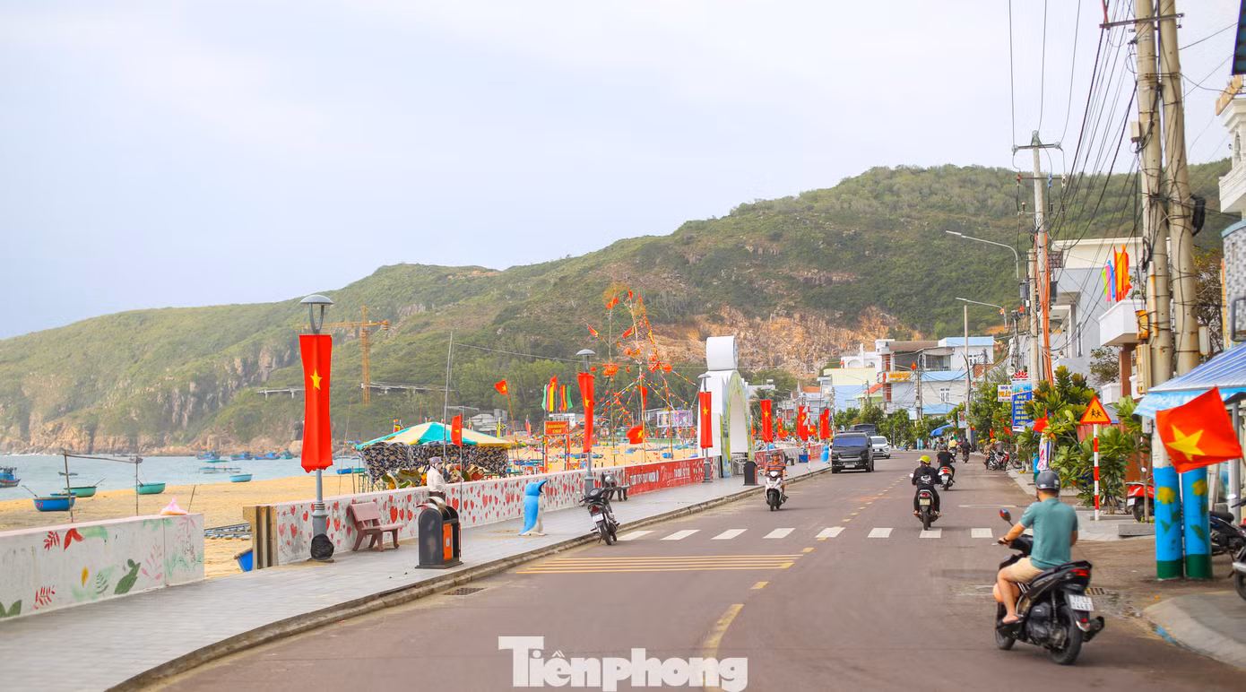 Nằm trên dãy Phương Mai, cách trung tâm TP. Quy Nhơn khoảng chừng 20km, Nhơn Hải đang trở thành một điểm đến du lịch biển hấp dẫn. Đến Nhơn Hải mùa này, ngoài bãi đá rêu xanh, du khách còn tận hưởng vẻ đẹp của thiên nhiên, thưởng thức những món ăn ngon tại đây.