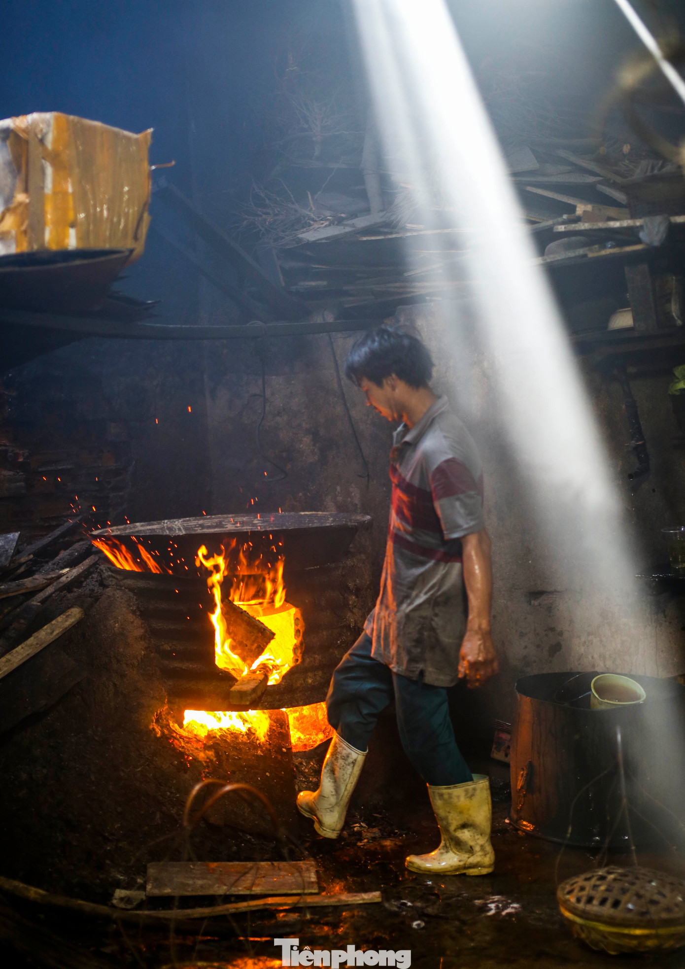 Bao đời nay, từ sáng sớm đến chiều tối, bên những bếp lửa luôn đỏ rực là nơi người dân cần cù mưu sinh với nghề hấp cá.