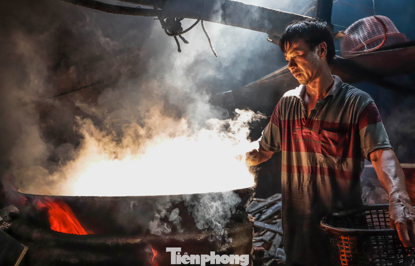 Đã hơn 30 năm đứng lò làm nghề hấp cá, ông Nguyễn Văn Tuấn (50 tuổi), chia sẻ công việc cực nhọc, mắt lúc nào cũng cay xè, người thì ướt nhẹp vì mồ hôi và hơi nước. "Cũng vì sinh kế cho gia đình, nhiều lúc lưng đau, chân mỏi, nhưng cá đến là phải làm, nếu để lâu cá ươn thì mất cả mẻ. Có hôm làm đến sáng vẫn chưa xong, chỉ kịp lau mặt rồi làm tiếp", ông Tuấn kể.