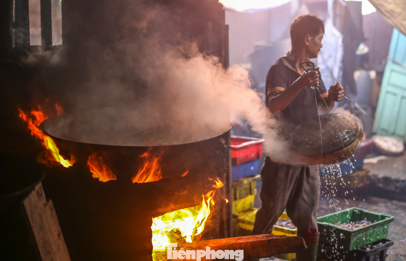 Cá được lấy ra khỏi nồi sau khi hấp.