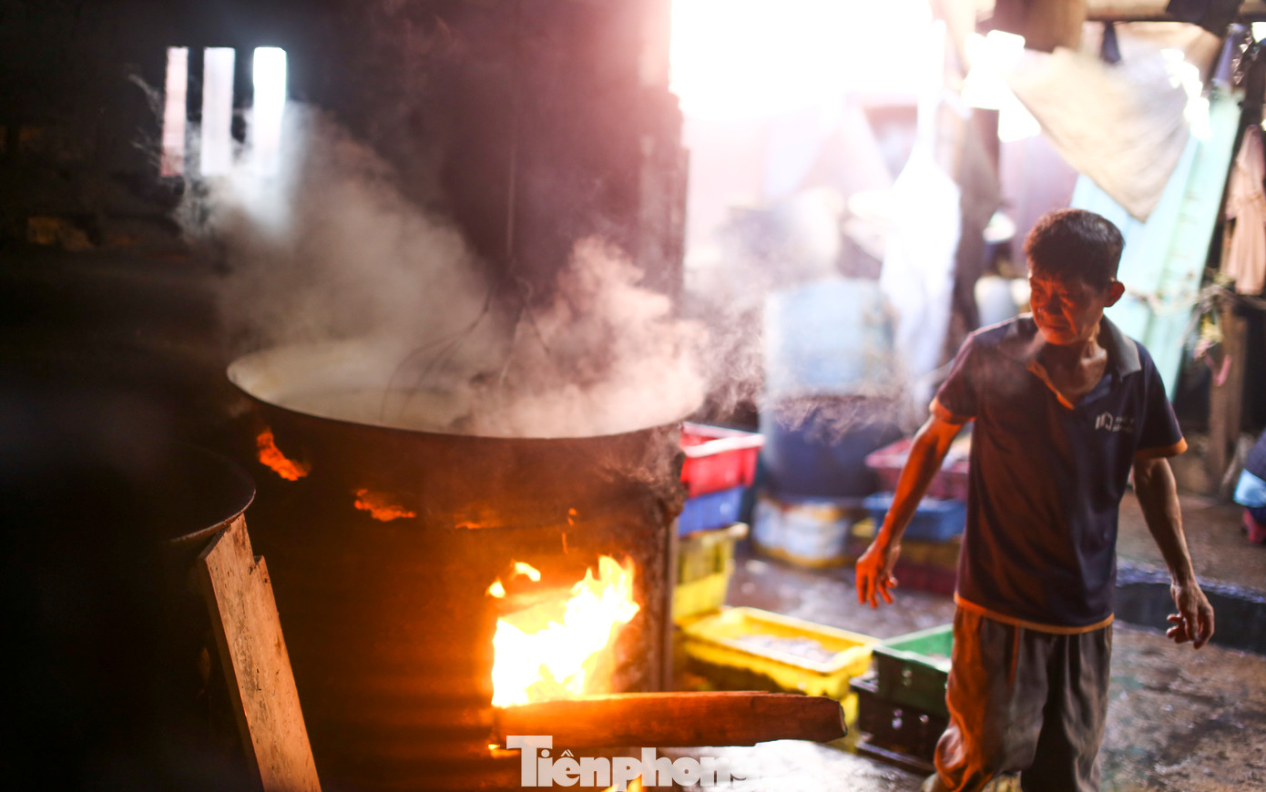 Bao đời nay, công việc hấp cá tại khu vực cảng cá Quy Nhơn vẫn là nguồn thu nhập chính của hàng chục hộ dân địa phương. Bên bếp lửa đỏ rực, làn khói mặn với mùi tanh của cá, những người thợ vẫn lặng lẽ, gồng mình làm việc mưu sinh.