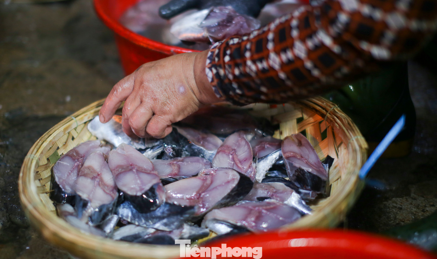 Cá sau khi được cắt thành lát sẽ được cho vào rổ tre, lần lượt 1 lớp cá 1 lớp muối, rồi đem đi hấp.