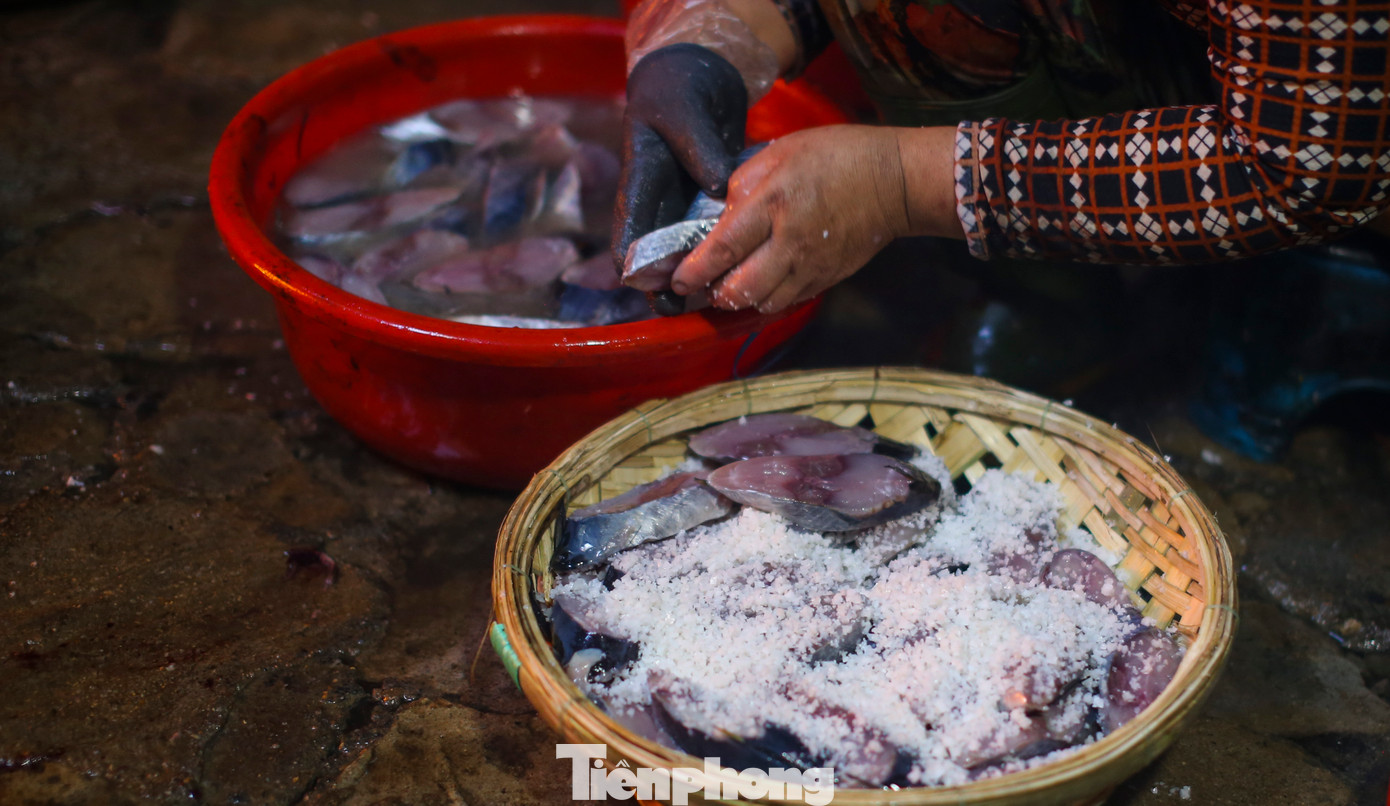 Cá sau khi được cắt thành lát sẽ được cho vào rổ tre, lần lượt 1 lớp cá 1 lớp muối, rồi đem đi hấp.