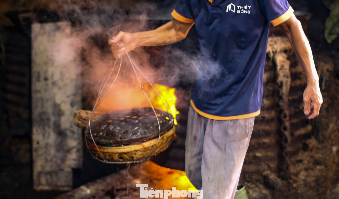 Người làm nghề ở đây chủ yếu là phụ nữ và lao động nam lớn tuổi. Mỗi ngày làm việc bắt đầu từ 4h sáng, kéo dài cho đến khi nào hấp hết hàng.