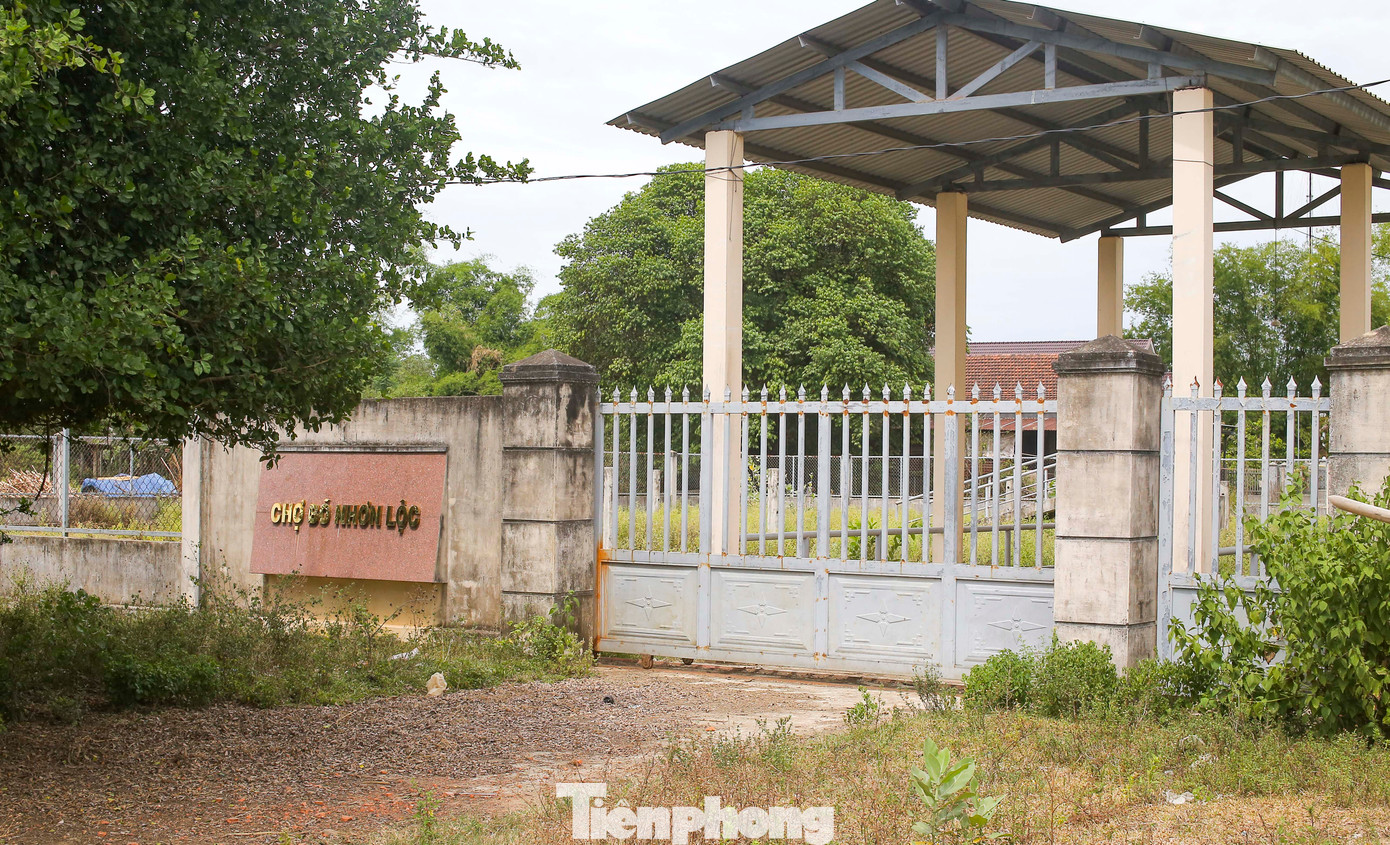 Chợ bò Nhơn Lộc cũng luôn trong tình trạng "cửa đóng then cài". Ảnh: Trương Định