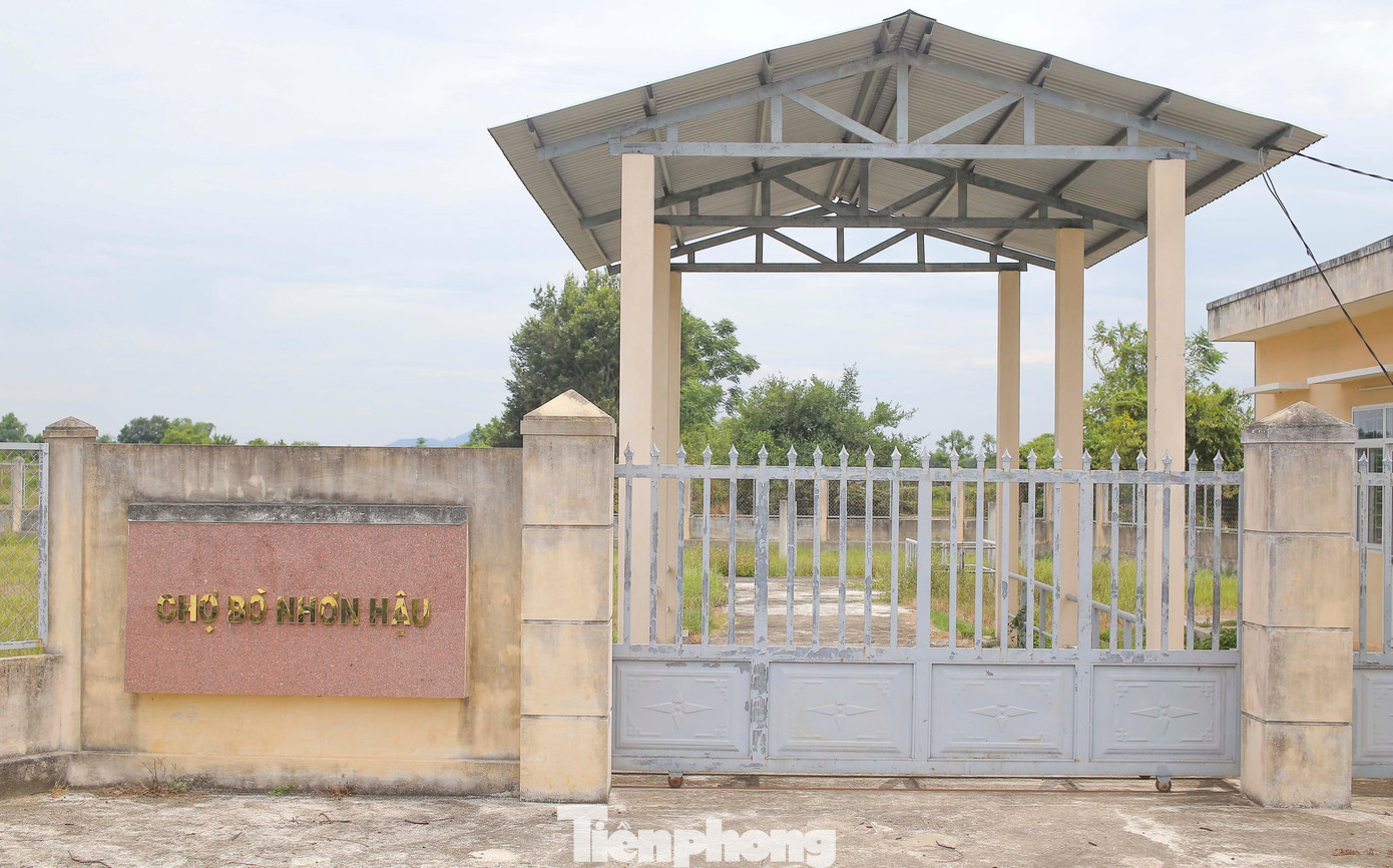 Công trình được xây dựng kiên cố trong khuôn viên diện tích lớn, có đầu tư xây dựng một số hạng mục nhưng bỏ phí đến nay. Ảnh: Trương Định