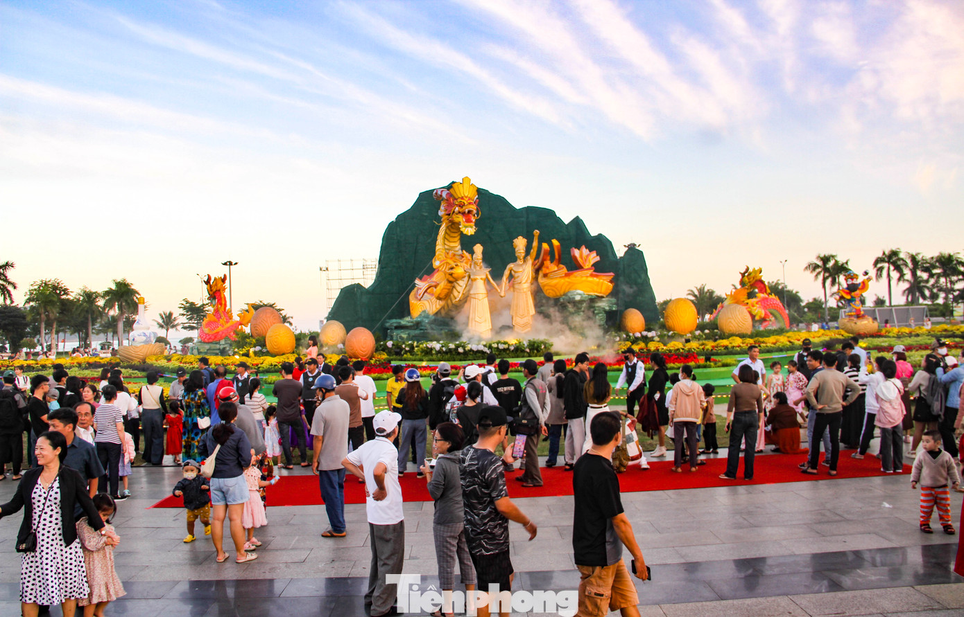 Theo chia sẻ của người dân TP. Quy Nhơn, biểu tượng linh vật rồng của tỉnh Bình Định năm nay khá đẹp. (Ảnh: Trương Định)