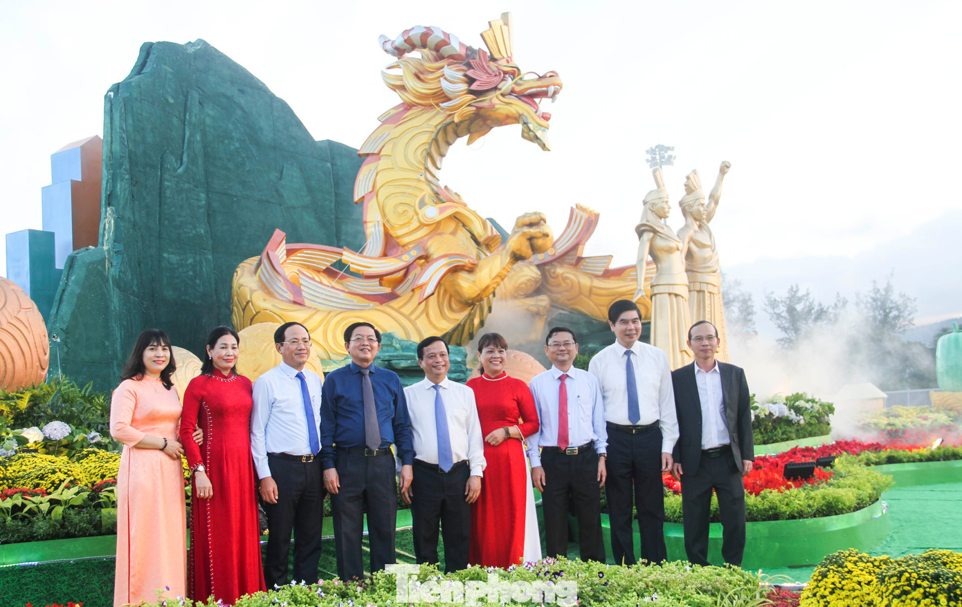 Lãnh đạo tỉnh Bình Định chụp hình lưu niệm cùng cụm biểu tượng linh vật rồng. (Ảnh: Trương Định)