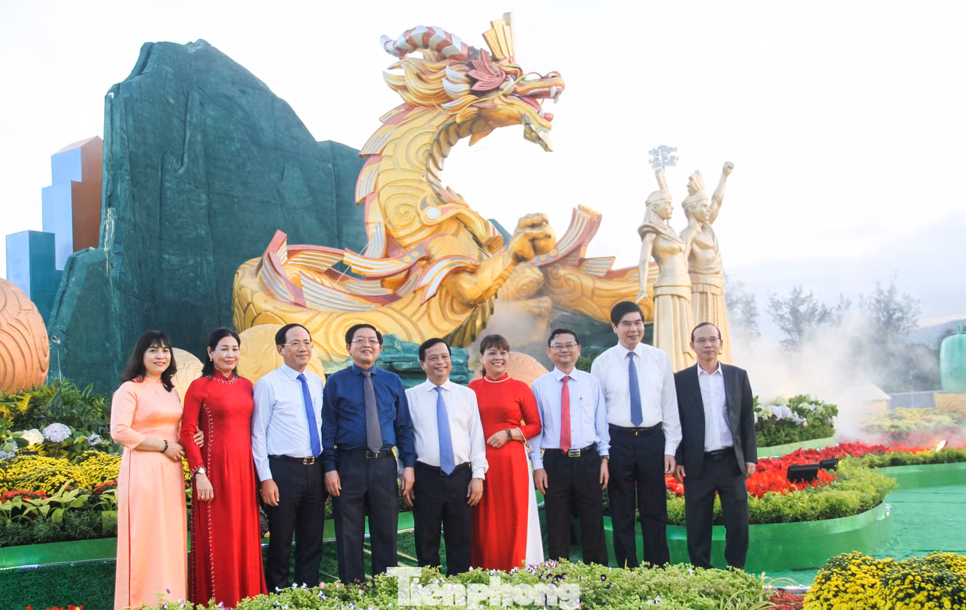 Lãnh đạo tỉnh Bình Định chụp hình lưu niệm cùng cụm biểu tượng linh vật rồng. (Ảnh: Trương Định) Lãnh đạo tỉnh Bình Định chụp hình lưu niệm cùng cụm biểu tượng linh vật rồng. (Ảnh: Trương Định)