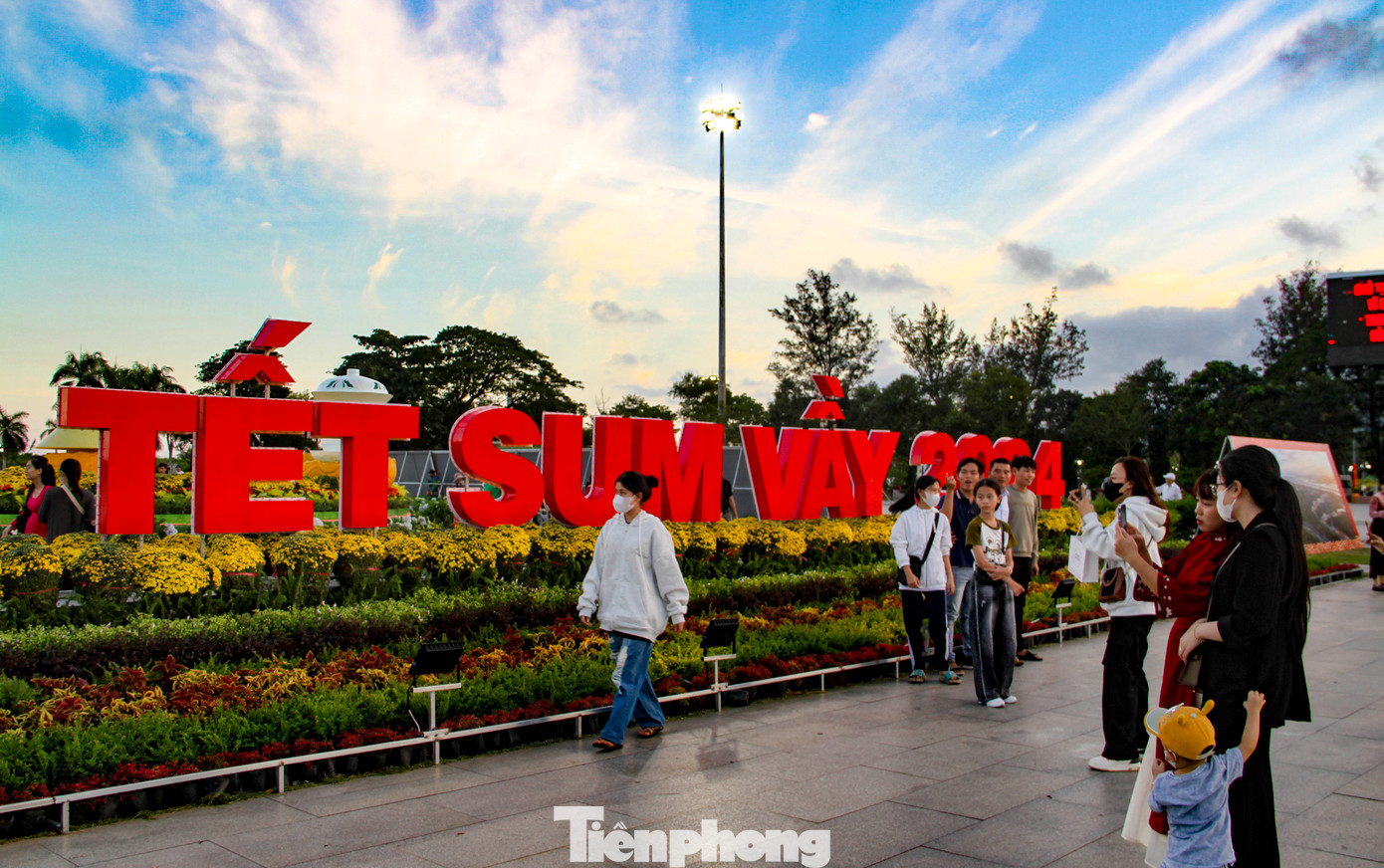 Công trình nhằm phục vụ người dân và du khách gần xa đón Tết, vui Xuân. (Ảnh: Trương Định)