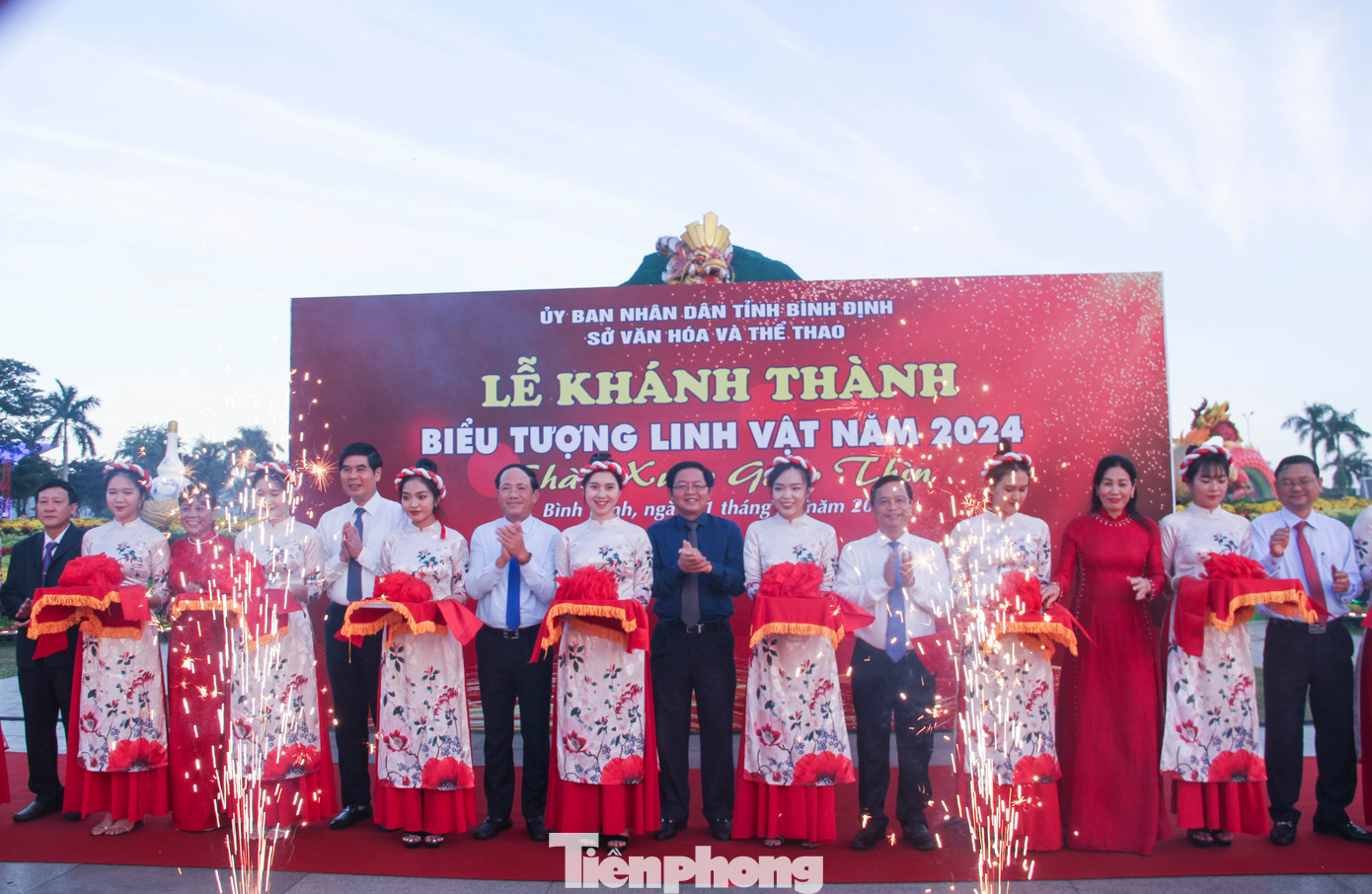 Lãnh đạo tỉnh Bình Định cắt bằng khánh thành cụm linh vật năm Giáp Thìn 2024. (Ảnh: Trương Định)