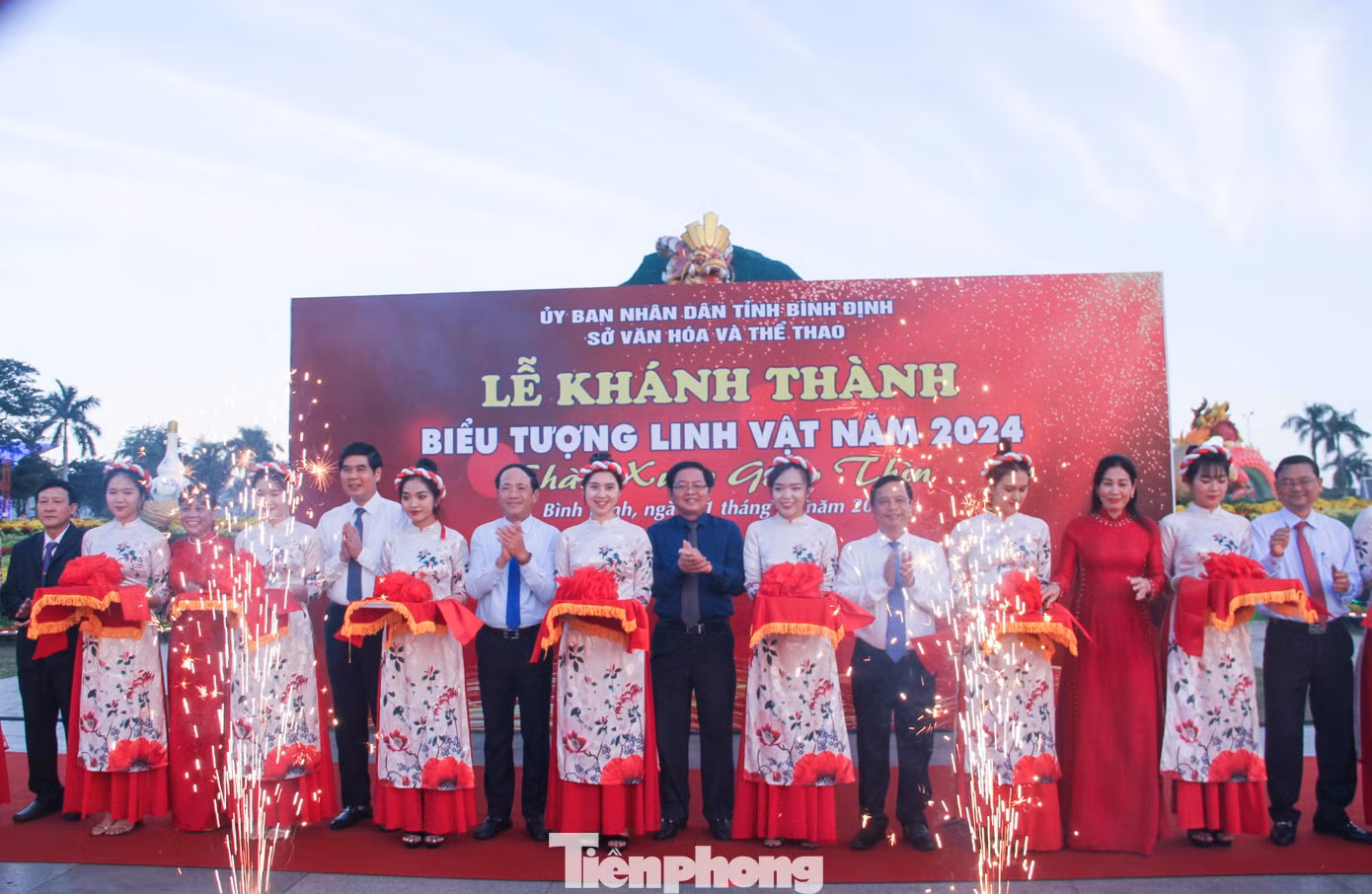 Lãnh đạo tỉnh Bình Định cắt bằng khánh thành cụm linh vật năm Giáp Thìn 2024. (Ảnh: Trương Định) Lãnh đạo tỉnh Bình Định cắt bằng khánh thành cụm linh vật năm Giáp Thìn 2024. (Ảnh: Trương Định)