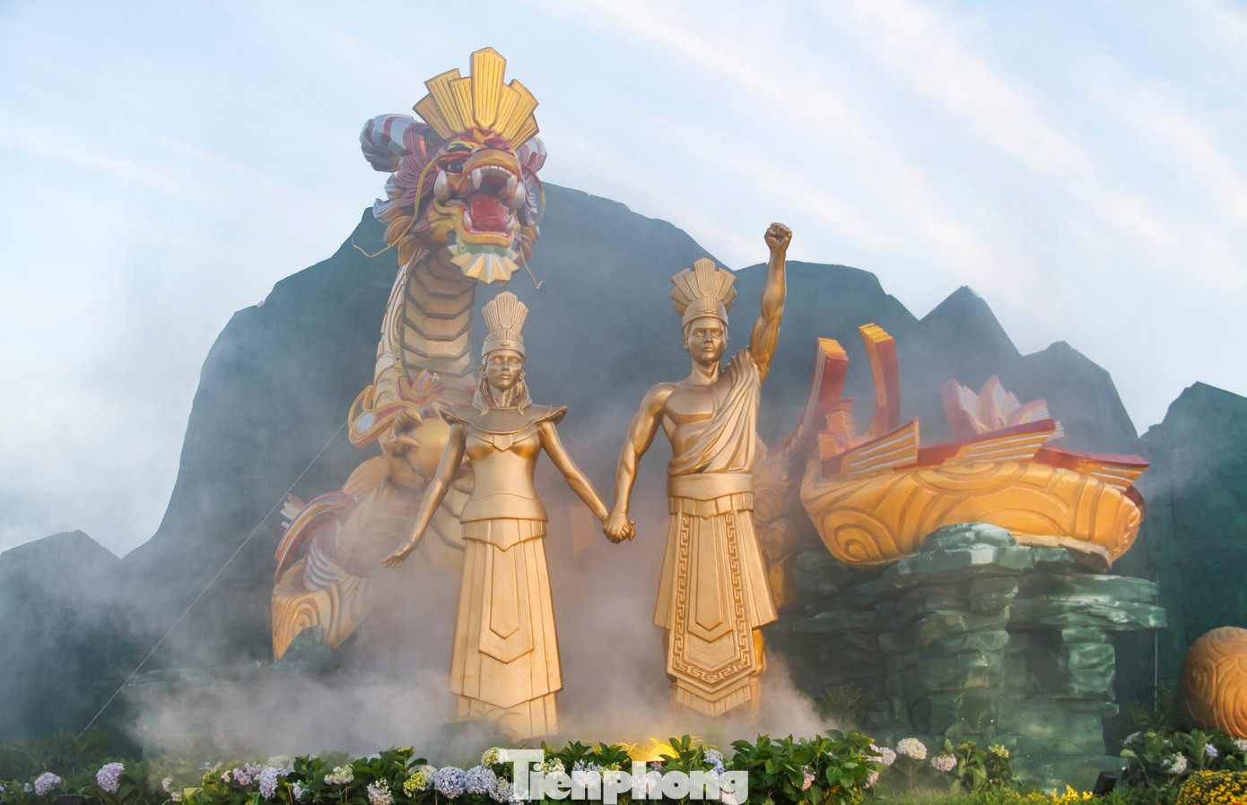 Cụm linh vật có chủ đề “Tự hào truyền thống Cha Rồng – Mẹ Tiên”, dựa trên truyền thuyết dân gian Việt Nam về Lạc Long Quân và Âu Cơ. (Ảnh: Trương Định)