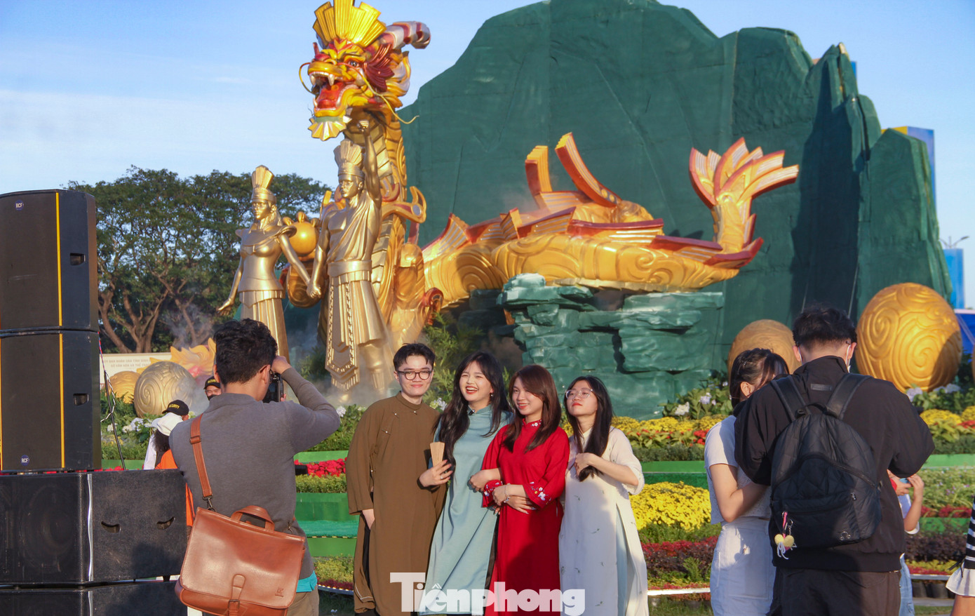 Các bạn trẻ check - in cùng rồng chính. (Ảnh: Trương Định)