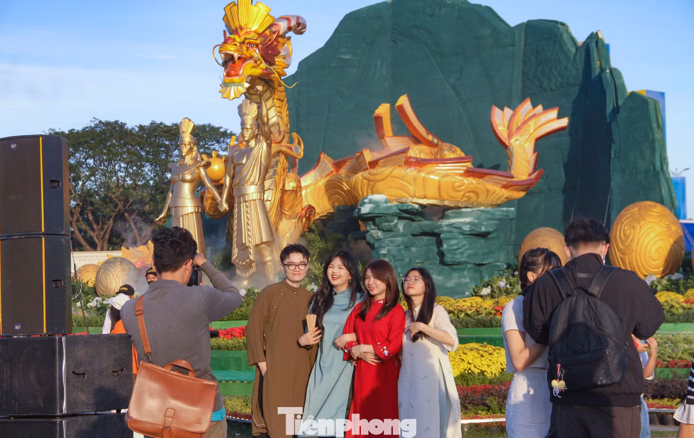 Các bạn trẻ check - in cùng rồng chính. (Ảnh: Trương Định) Các bạn trẻ check - in cùng rồng chính. (Ảnh: Trương Định)