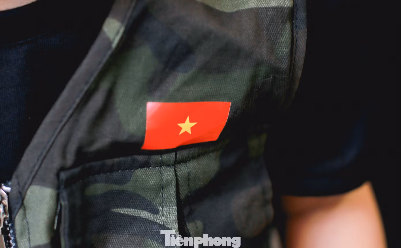 Dễ thương hình ảnh "em bé yêu nước" với áo bộ đội, trên tay cầm cờ đỏ sao vàng. Ảnh: Phượng Phan