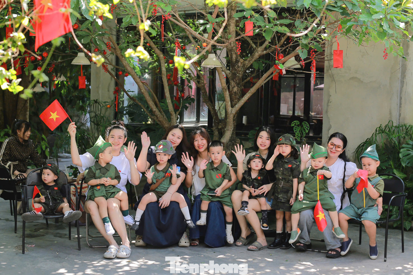 Các phụ huynh chụp hình cùng các bé yêu. Ảnh: Phượng Phan Các phụ huynh chụp hình cùng các bé yêu. Ảnh: Phượng Phan