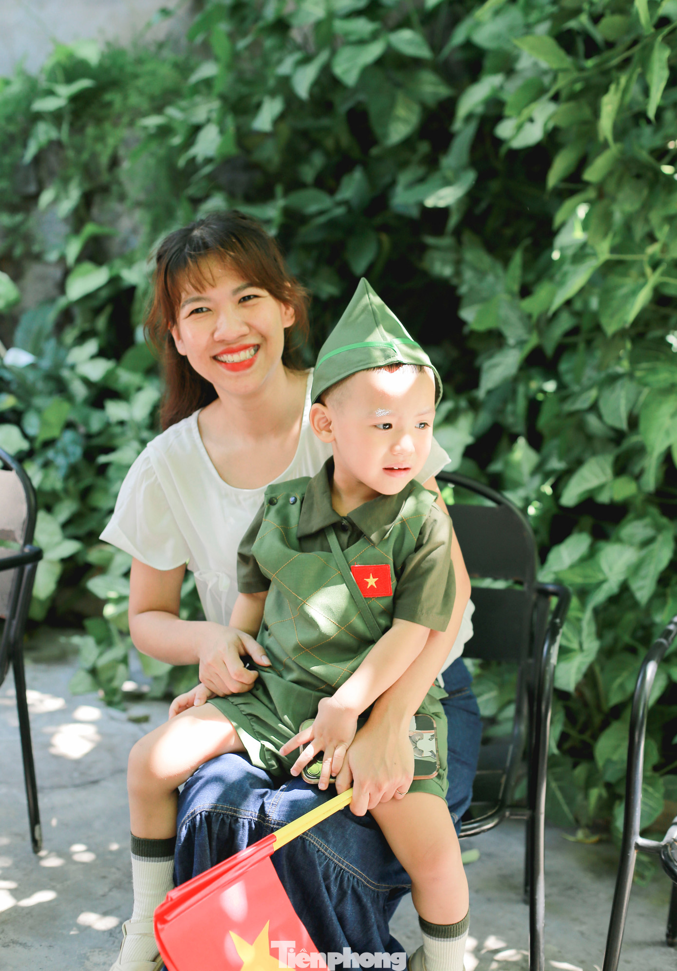 Chị Nhật Thảo cùng con trai lưu giữ lại hình ảnh đẹp trước thềm 30/4. Ảnh: Phượng Phan Chị Nhật Thảo cùng con trai lưu giữ lại hình ảnh đẹp trước thềm 30/4. Ảnh: Phượng Phan