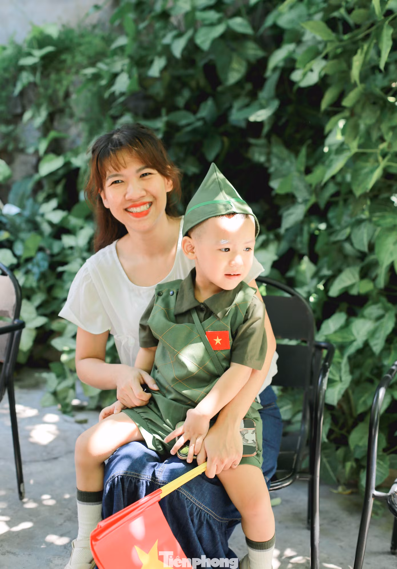 Chị Nhật Thảo cùng con trai lưu giữ lại hình ảnh đẹp trước thềm 30/4. Ảnh: Phượng Phan