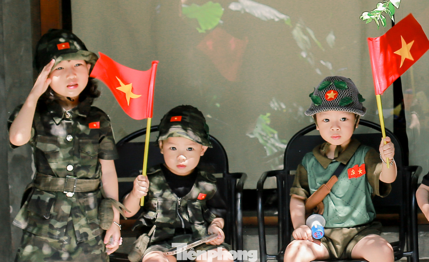 Dễ thương hình ảnh "em bé yêu nước" với áo bộ đội, trên tay cầm cờ đỏ sao vàng. Ảnh: Phượng Phan Dễ thương hình ảnh "em bé yêu nước" với áo bộ đội, trên tay cầm cờ đỏ sao vàng. Ảnh: Phượng Phan