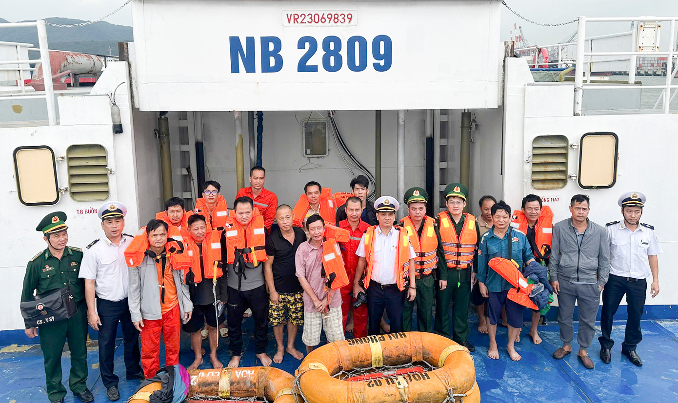 Tiếp nhận 14 người trên tàu Hoa Lư 02 gặp nạn vào bờ an toàn. Tiếp nhận 14 người trên tàu Hoa Lư 02 gặp nạn vào bờ an toàn.