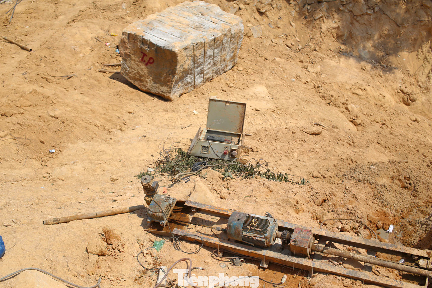 Nhiều thiết bị khai thác đá trái phép ở hiện trường. Ảnh: Trương Định Nhiều thiết bị khai thác đá trái phép ở hiện trường. Ảnh: Trương Định