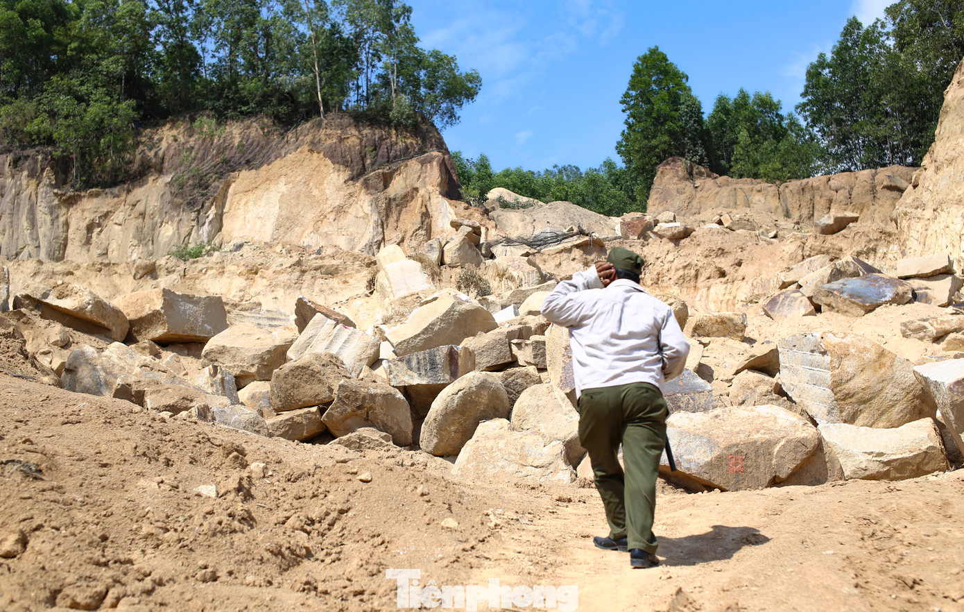 Sáng 11/5, PV Tiền Phong đã tiếp cận hiện trường nhóm người khai thác khoáng sản trái phép ở núi Hòn Chà thuộc phường Trần Quang Diệu (TP. Quy Nhơn, Bình Định), vừa bị cơ quan công an bắt quả tang. Ảnh: Trương Định Sáng 11/5, PV Tiền Phong đã tiếp cận hiện trường nhóm người khai thác khoáng sản trái phép ở núi Hòn Chà thuộc phường Trần Quang Diệu (TP. Quy Nhơn, Bình Định), vừa bị cơ quan công an bắt quả tang. Ảnh: Trương Định