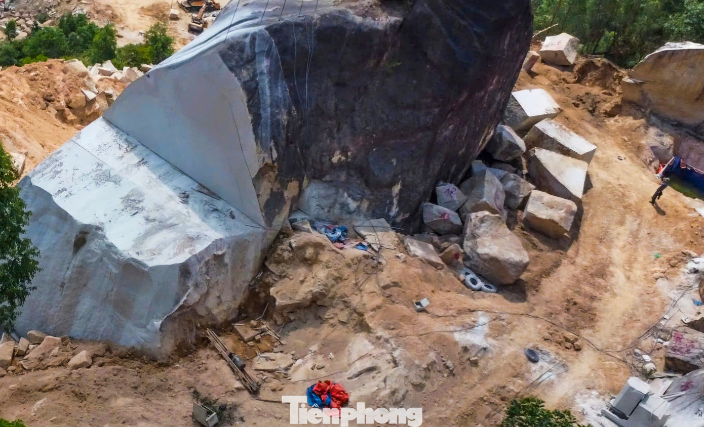 Cưa xẻ đá trái phép tại khu vực núi Hòn Chà. Ảnh: Trương Định Cưa xẻ đá trái phép tại khu vực núi Hòn Chà. Ảnh: Trương Định