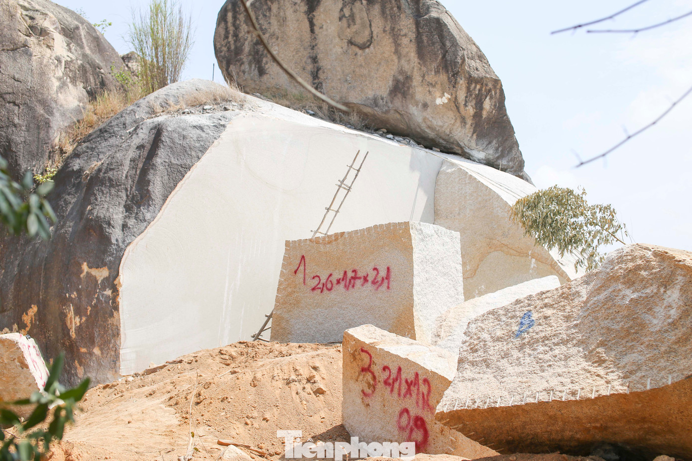 Những tảng đá lớn được cưa xẻ thành khối, được đánh dấu. Ảnh: Trương Định Những tảng đá lớn được cưa xẻ thành khối, được đánh dấu. Ảnh: Trương Định