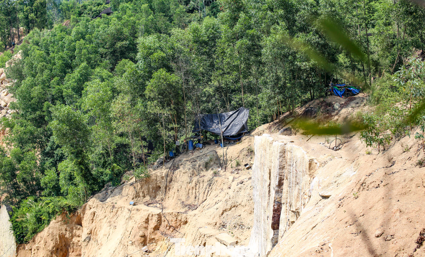 Lán trại được các đối tượng dựng lên tại khu vực khai thác đá trái phép. Ảnh: Trương Định Lán trại được các đối tượng dựng lên tại khu vực khai thác đá trái phép. Ảnh: Trương Định