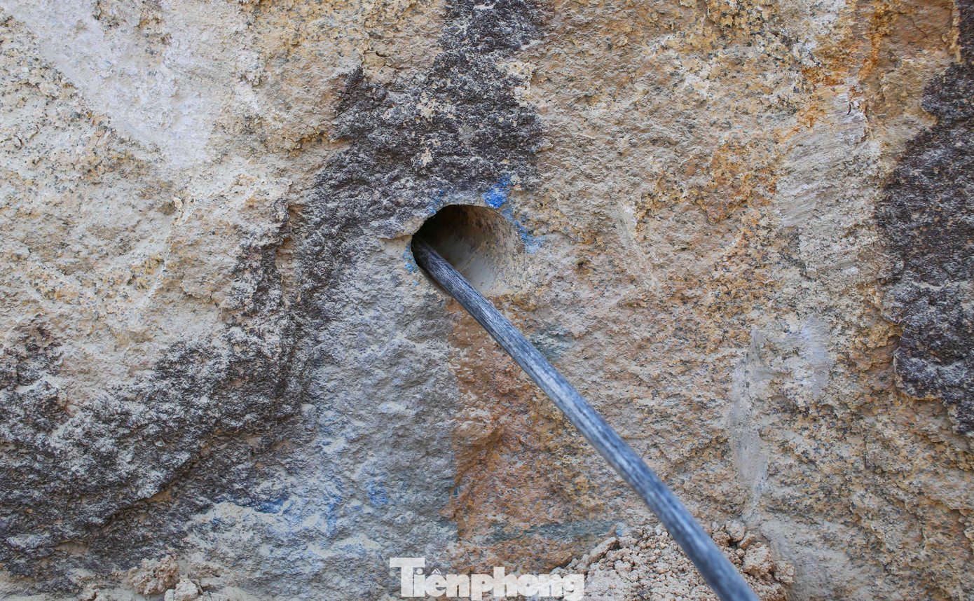 Một tảng đá lớn bị các đối tượng cắt xẻ. Ảnh: Trương Định Một tảng đá lớn bị các đối tượng cắt xẻ. Ảnh: Trương Định