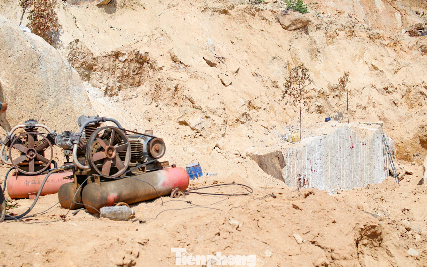 Nhiều thiết bị khai thác đá trái phép ở hiện trường. Ảnh: Trương Định Nhiều thiết bị khai thác đá trái phép ở hiện trường. Ảnh: Trương Định